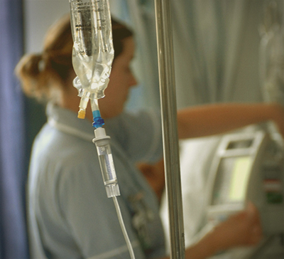 Врач на фоне капельницы